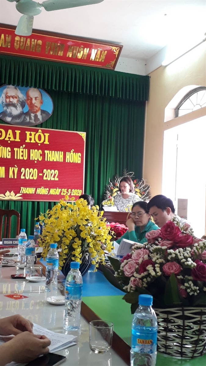 Đ/c Nguyễn Thị Tuyết - Phó Bí thư chi bộ trình bày báo cáo chính trị Đại hội