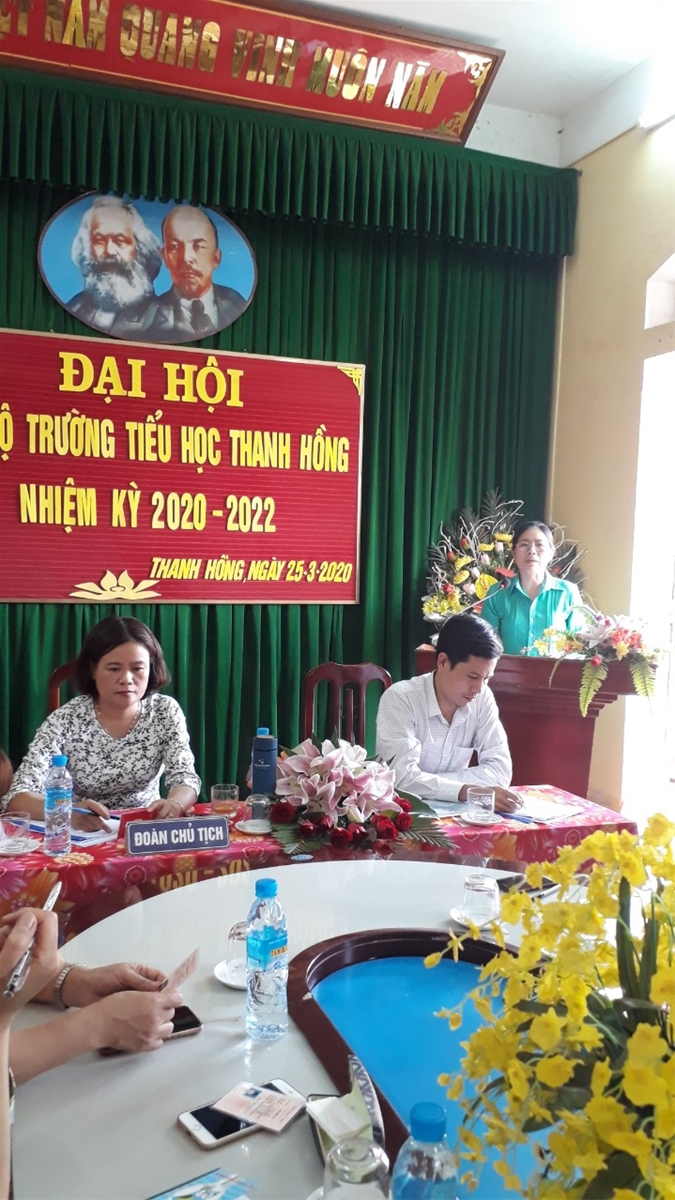 Đồng chí Lê Thị Linh – Bí thư Đảng ủy xã Thanh Hồng tặng hoa chúc mừng đại hội